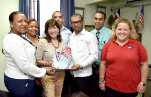 Embajadora de EEUU auspicia programas asistencia educativa