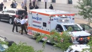 BOSTON: Paciente dominicana apuñala pararmédico la llevaba al hospital