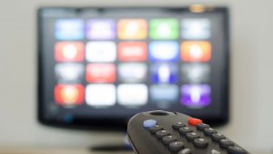 España intenta cobrar impuestos Netflix, Amazon y Spotify, mientras AL duda