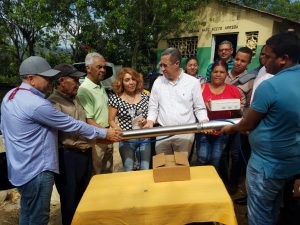 JARABACOA: entregan bomba de agua en localidad Hato Viejo