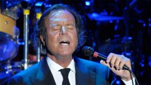 Juez determina Julio Iglesias es padre del español Javier Sánchez Santos