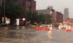 Lluvias inundan calles y provocan cancelaciones de cientos de vuelos