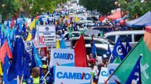 Cientos apoyan marcha de la Coalición Democrática;  llaman a la unidad nacional