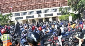 Decenas de motociclistas protestaron frente al Congreso contra nueva reforma