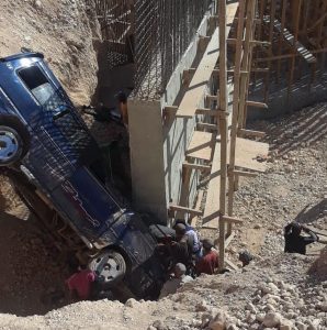 BARAHONA: Al menos 8 heridos tras vehículo caer por puente
