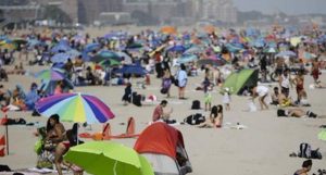 Nueva York abarrota piscinas y playas durante ola de calor