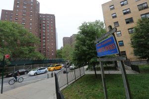 Nueva York se opone eliminar viviendas públicas a indocumentados