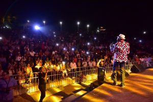 Fausto Rey y Sophy actúan ante un concurrido público en Puerto Plata