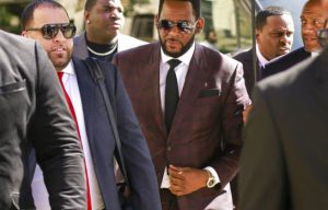 Rapero R. Kelly arrestado bajo 13 cargos de abuso sexual a mujeres y niñas
