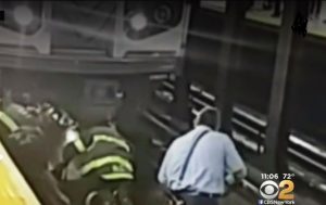 Pasajero sobrevive de milagro: le pasó el Metro de NY por encima