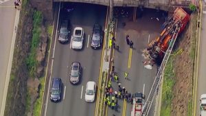 Múltiples heridos por el vuelco de un camión cerca del túnel Lincoln Múltiples heridos por el vuelco de un camión cerca del túnel Lincoln
