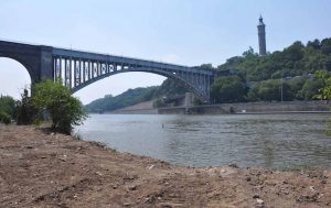 Encuentran un cadáver en el río Harlem de Nueva York