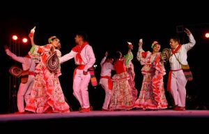 Entre canto de cofradías y bailes celebran Día Mundial de Folklore