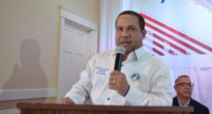 Héctor Acosta recibe apoyo en aspiraciones a senador