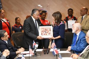 Embajadora EEUU presenta al COD programa desarrollo deportivo