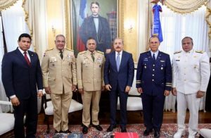 Medina se reúne con mandos militares; tratan planes fortalecimiento fronterizo