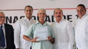 Presidente Medina entrega 1,591 títulos de propiedad en Valverde y Montecristi