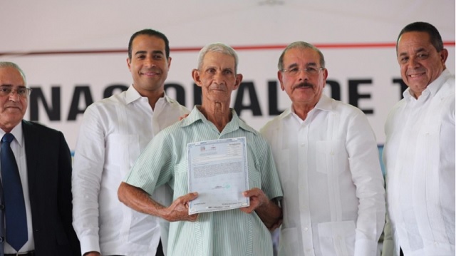Presidente Medina entrega 1,591 títulos de propiedad en Valverde y Montecristi imagen