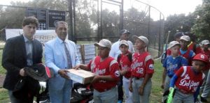 Congresista entrega útiles escolares a liga béisbol de RD