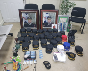 Autoridades ocupan gorras con insignias de rangos militares