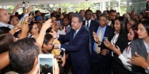 Leonel valora encuestas; dice “es el pueblo que escoge quien gobierna”