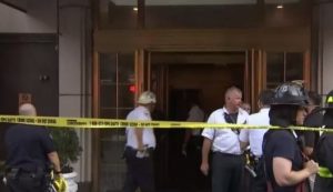 Hombre muere aplastado por elevador en edificio de apartamentos