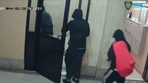 Persiguen falsos policías irrumpieron en apartamento para robar