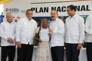 MONTE PLATA: El Presidente entrega certificado de título número 60.000 MONTE PLATA: El Presidente entrega certificado de título número 60.000