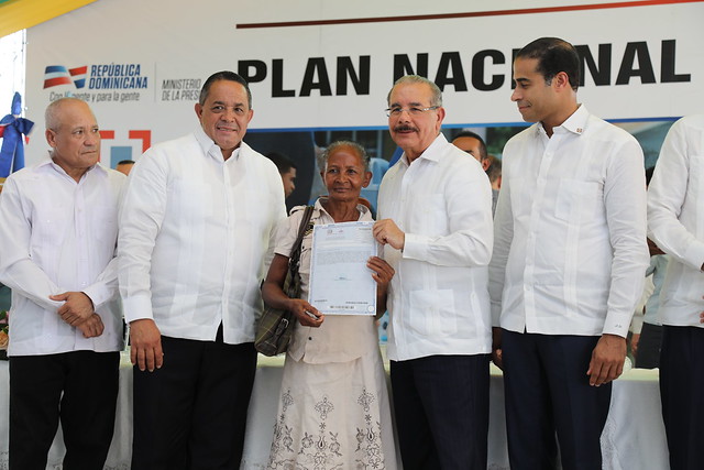 MONTE PLATA: El Presidente entrega certificado de título número 60.000 imagen