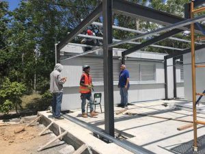Minerd instala cuatro aulas móviles en liceo Santo Domingo Norte