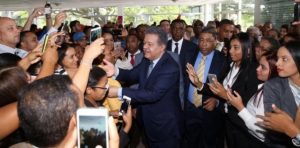 Leonel Fernández promete restituir dignidad a política dominicana