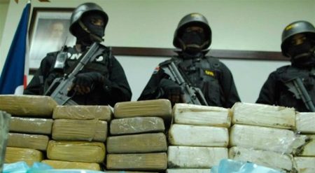 Autoridades hallan 333 paquetes de droga ocultos en matorrales en Nigua Autoridades hallan 333 paquetes de droga ocultos en matorrales en Nigua