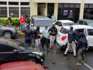 Entregan a federales 2 dominicanos y norteamericano para extradición a EU