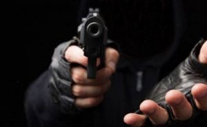 BANI: Grupo armado amordaza familia; le roba dinero y joyas