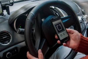Choferes Uber realizan paro por alto porcentaje de la App