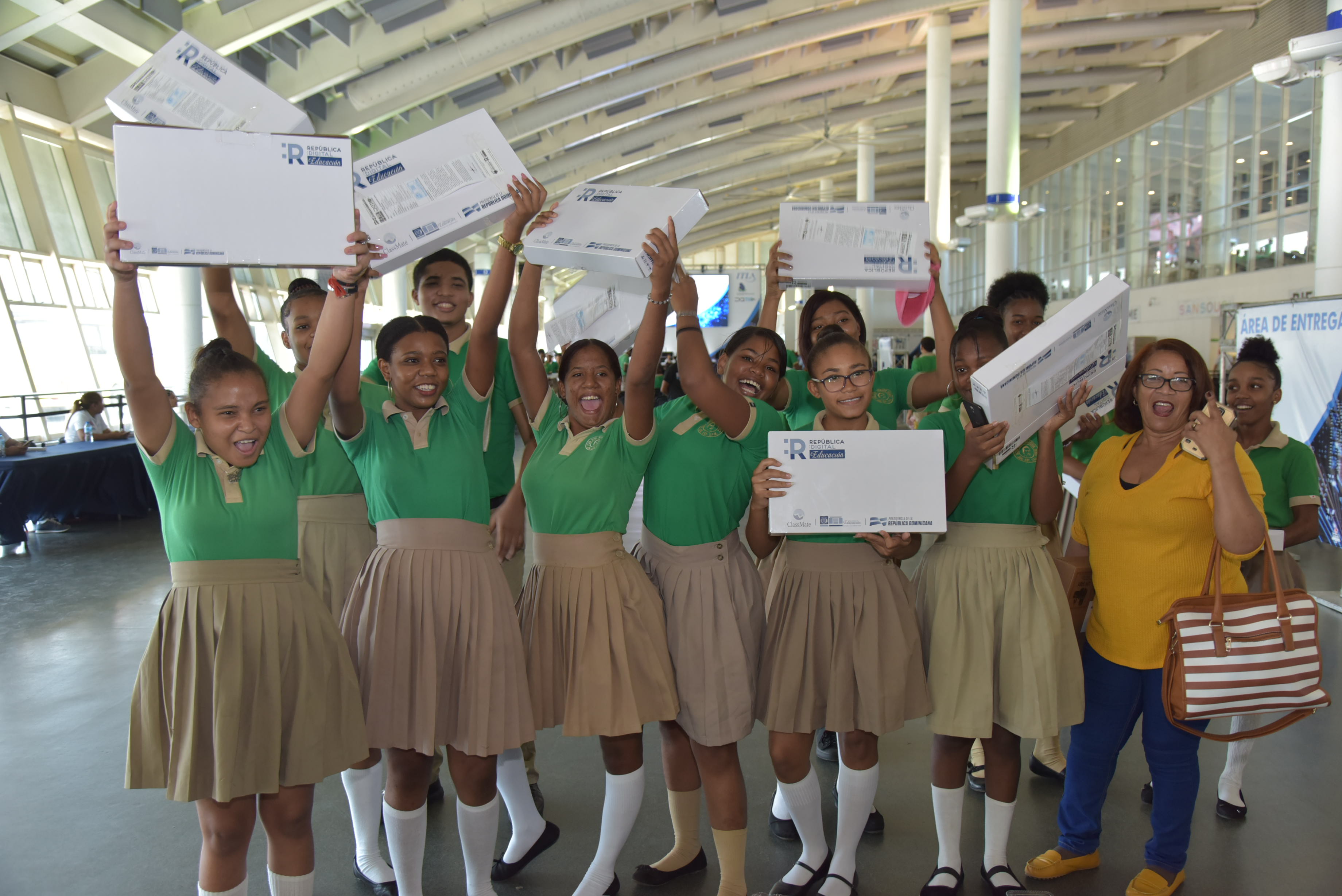 MINERD ha entregado más de 33 mil computadoras a estudiantes imagen