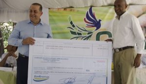 CEA paga 42 millones a Federación de Colonos & firma convenio por bateyes