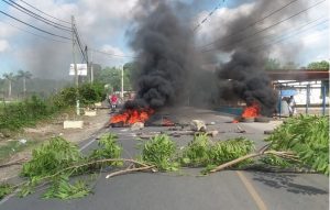 Moradores de comunidad de Moca enfrentan a PN y brigada EDENORTE