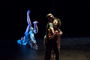 Edanco entrega impecable poesía visual tejida con cuerpos y luz