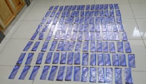 DNCD ocupa 125 láminas cocaína y/o heroína en local empresa de envíos