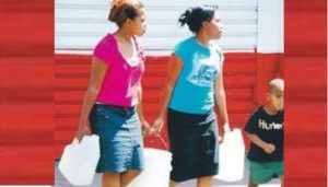 Escasez agua en Los Alcarrizos, asaltos en el ensanche Espaillat