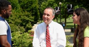 Primer rector latino ensalza su origen humilde