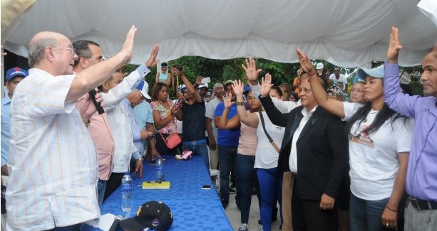 Mejía juramenta exseguidores de Luis Abinader en Monseñor Nouel imagen