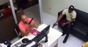 Hombre mata a otro de balazo al manipular arma de fuego en oficina Hombre mata a otro de balazo al manipular arma de fuego en oficina