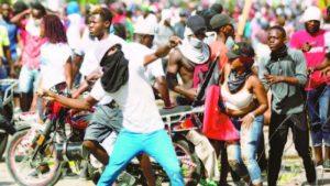 Gobierno condena violencia en protestas multitudinarias