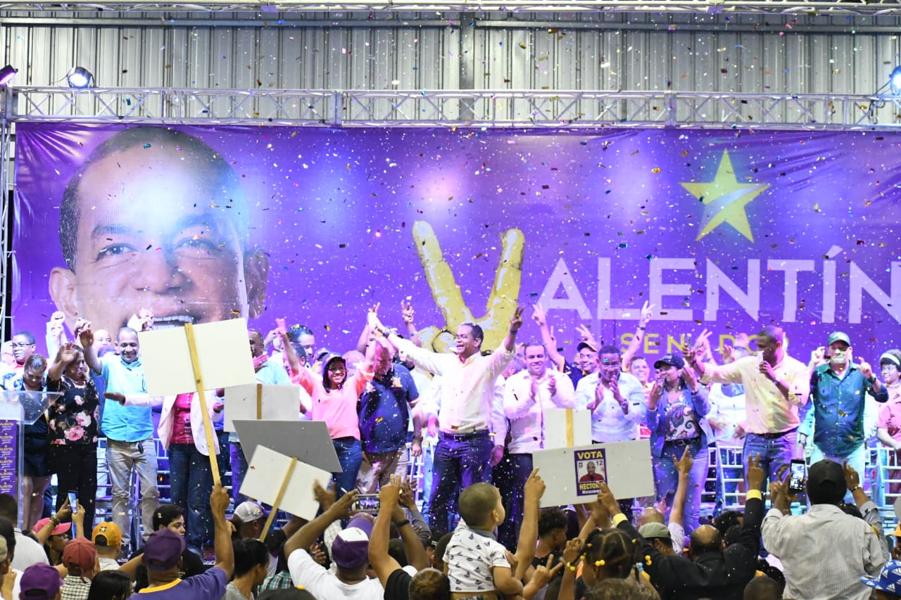 Valentín recibe apoyo multitudinario en Santiago Oeste imagen