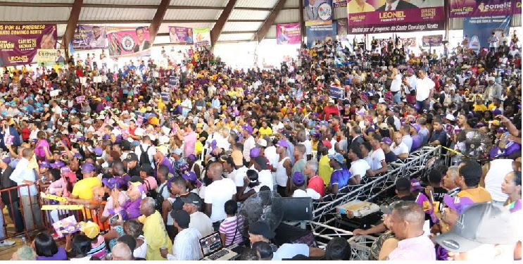 Vista parcial de un acto que Leonel Fernández encabezó este jueves en el polideportivo de Sabana Perdida