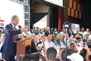 Leonel Fernández promete reformar Sistema Seguridad Social en la RD