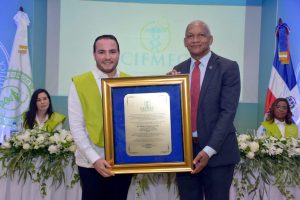 Círculo Médico reconoce Vicerrector de Investigación de la UASD