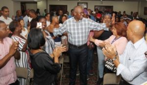 Alcalde Martínez recibe respaldo de la Confederación Juntas Vecinos SDE